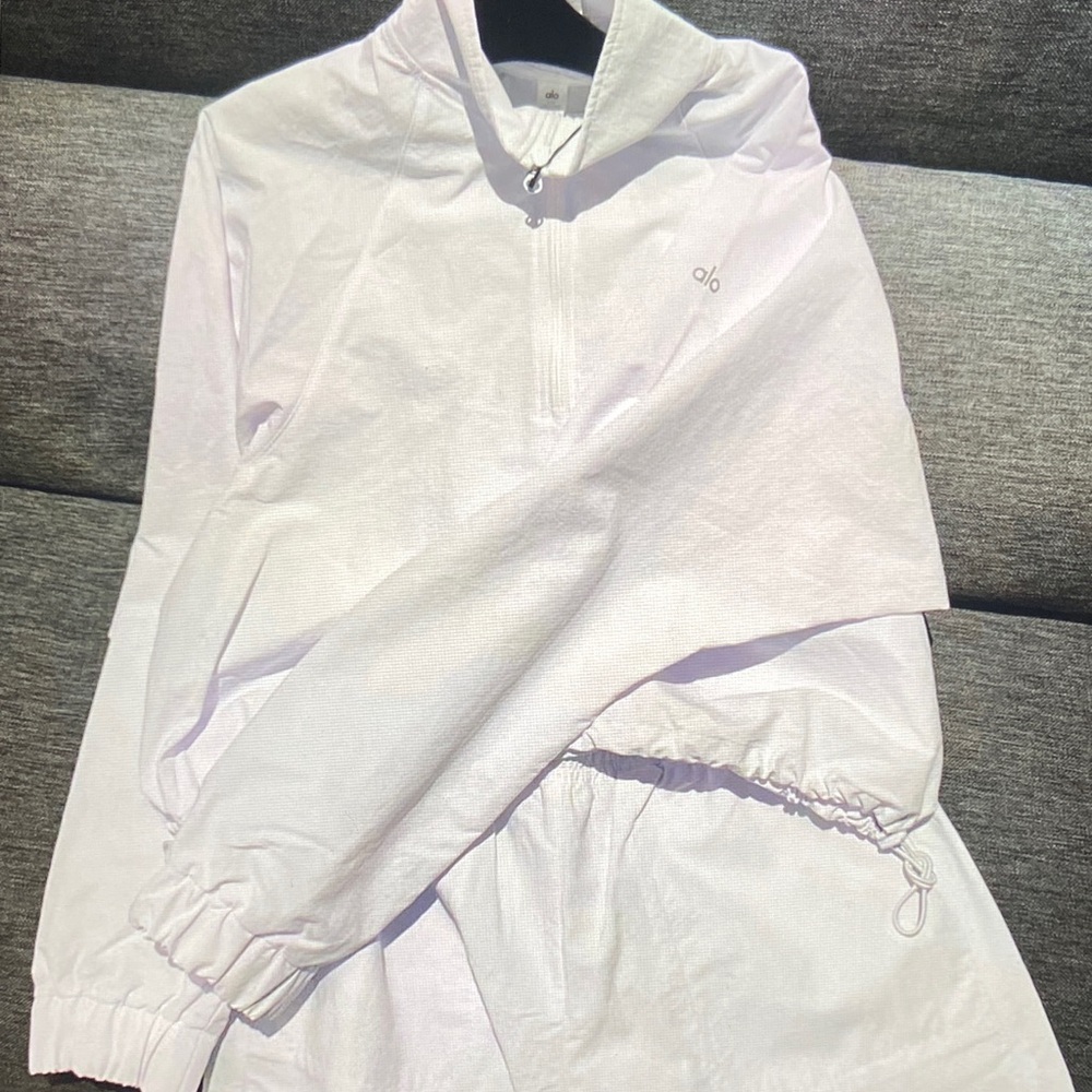 ALO Yoga White Lightweight Pullover Jacket and Elastic Waist Shorts Set - Picture 2 of 5